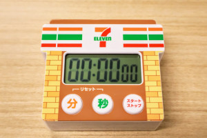 セブンイレブン「福袋2026」を発売前に開封! 街中で見る店頭がまさかのグッズに変身