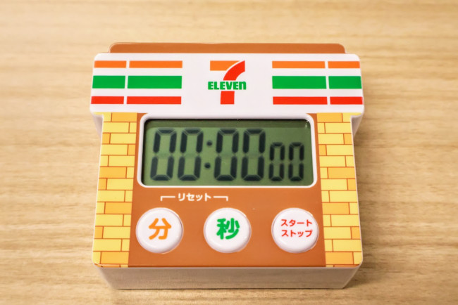 セブンイレブン「福袋2026」を発売前に開封！　街中で見る店頭がまさかのグッズに変身