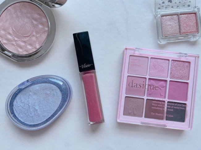 クリスマスメイクにぴったり！　元CAが選ぶ“ラメコスメ”3選を紹介＜実物レポ＞