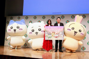 森香澄、ちいかわたちが見守る中クイズに挑戦！　うさぎのいたずらには記者もメロメロに