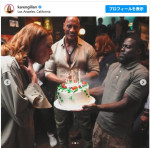 カレン・ギラン、『ジュマンジ』ファミリーに誕生日を祝福され笑顔　※「カレン・ギラン」インスタグラム