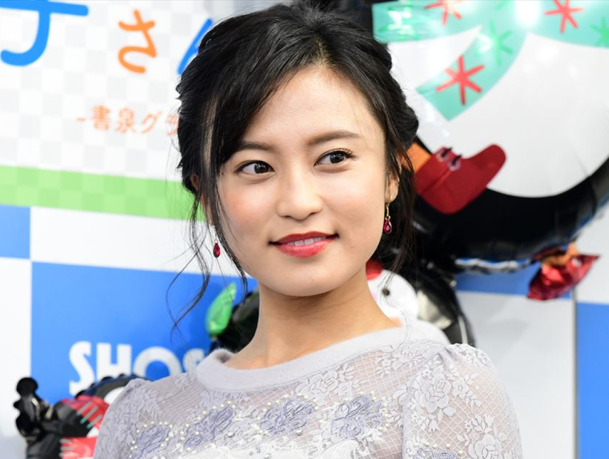 人気女性タレントが黒髪 → 金髪でビジュ激変！　「新鮮でめっちゃいい!!!」「とても素敵」