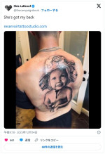 愛娘モチーフとみられる背中一面のタトゥーを披露　※「シャイア・ラブーフ」X