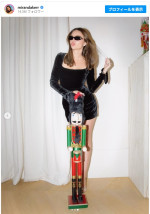 ミランダ・カー、ミニドレス姿でクリスマスムード全開　※「ミランダ・カー」インスタグラム