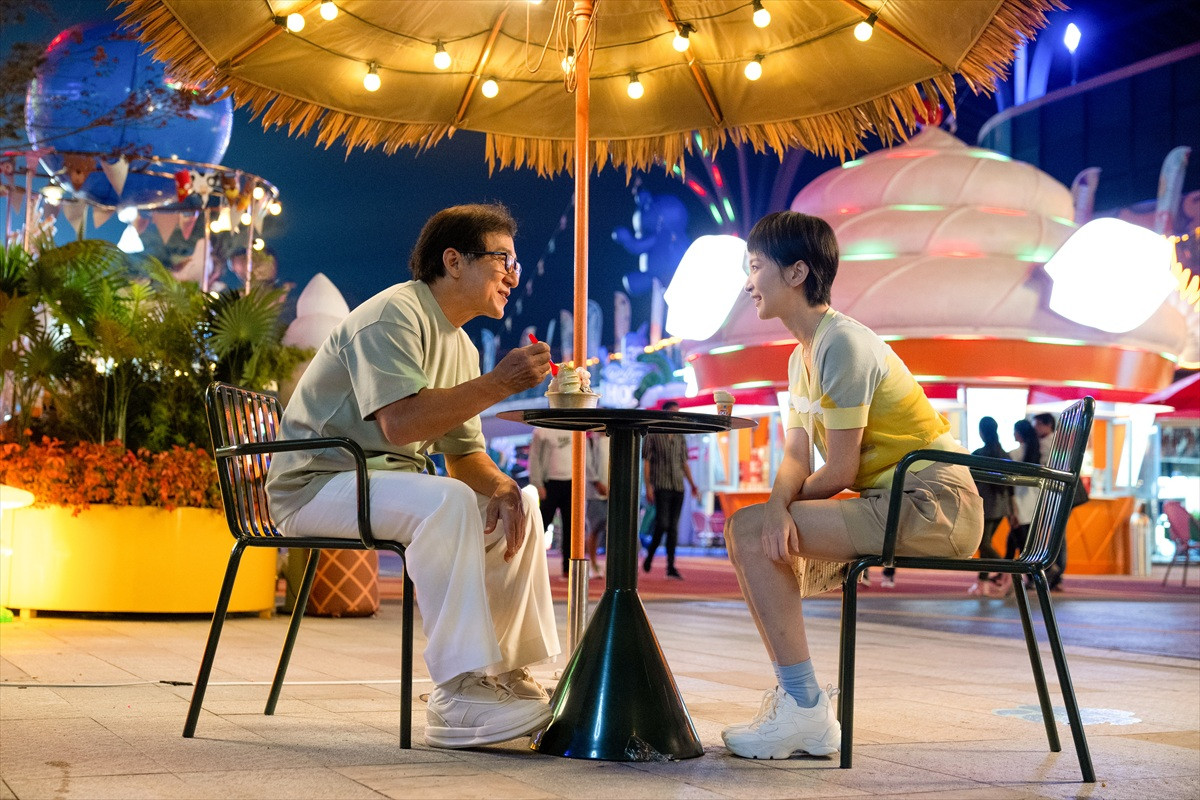ジャッキー・チェンとパンダがかわいい！　本人役で主演『パンダプラン』場面写真一挙解禁