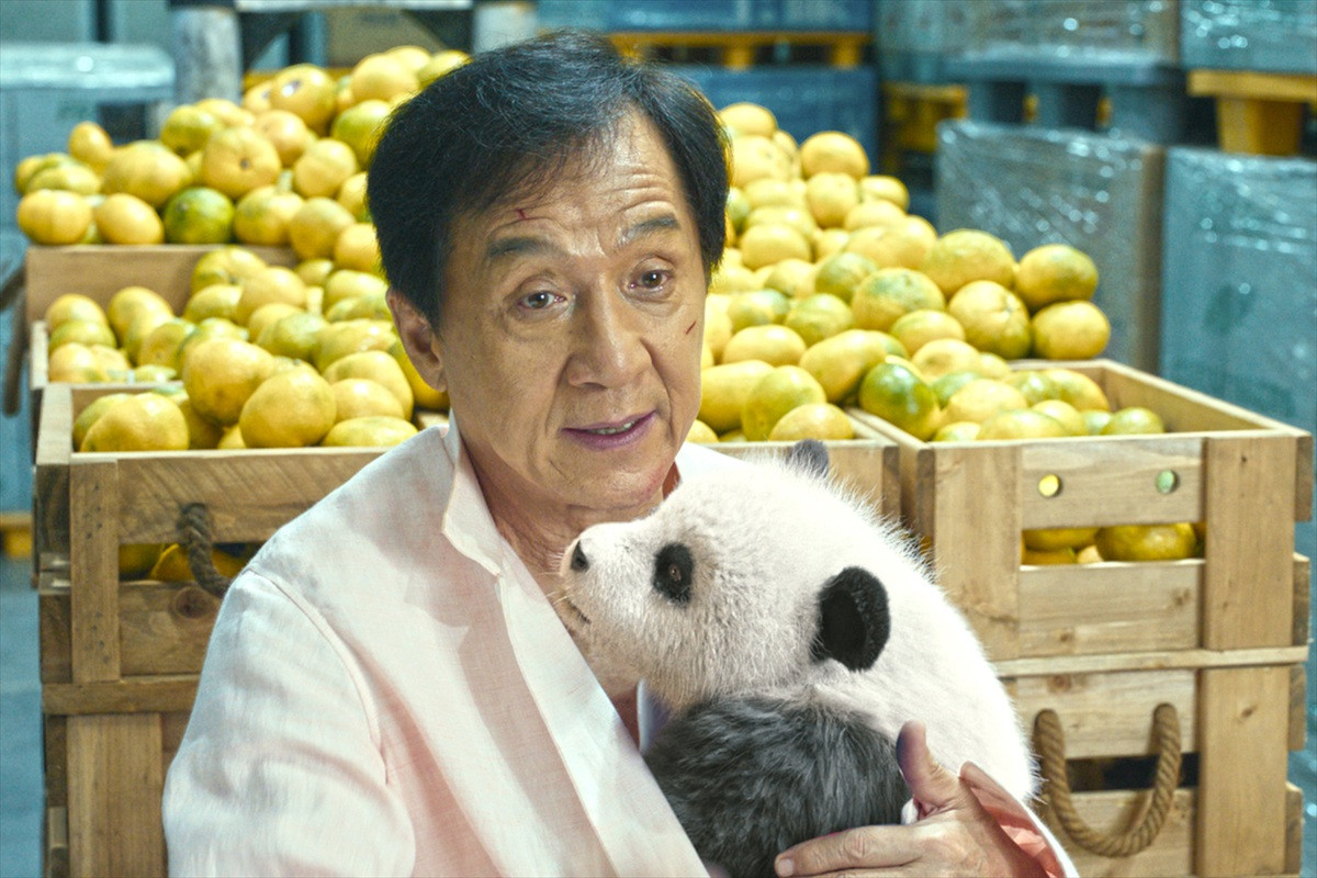 ジャッキー・チェンとパンダがかわいい！　本人役で主演『パンダプラン』場面写真一挙解禁