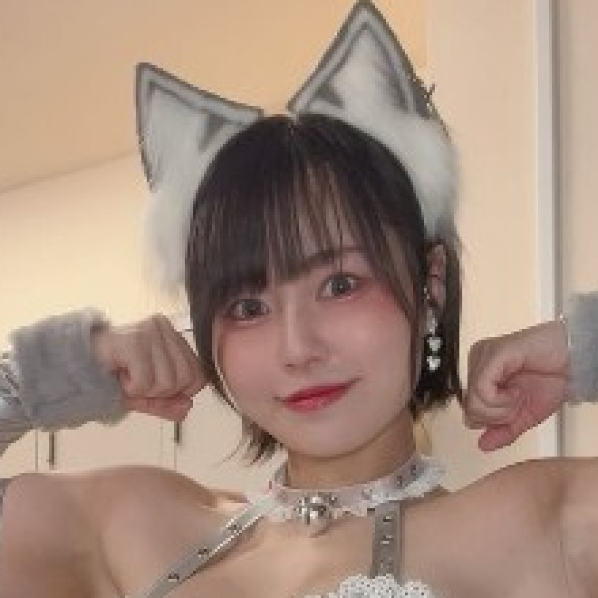 リングガール姿で見事な力こぶを披露するまる　※「まる」インスタグラム