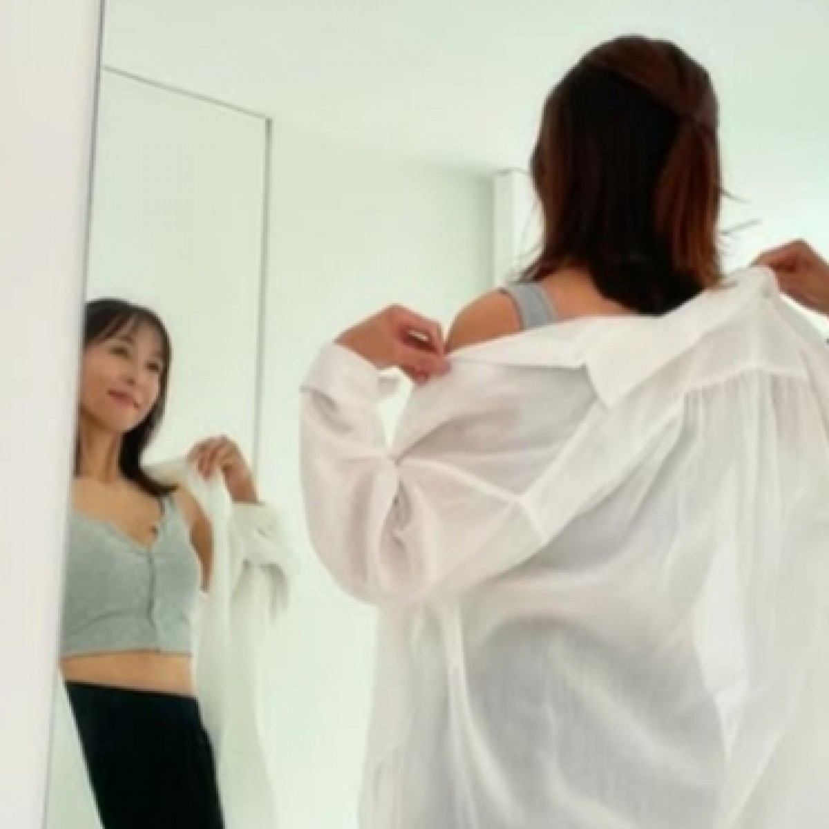 “26年ぶりのグラビア”が話題・かとうれいこ56歳、娘の“顔出し”に騒然「美人すぎる」「そっくり」