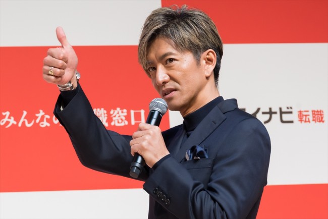 木村拓哉 HERO 額縁付き TV局 番宣用 写真）木村拓哉、『HERO』で着用のダウン“社会現象化”は「半分