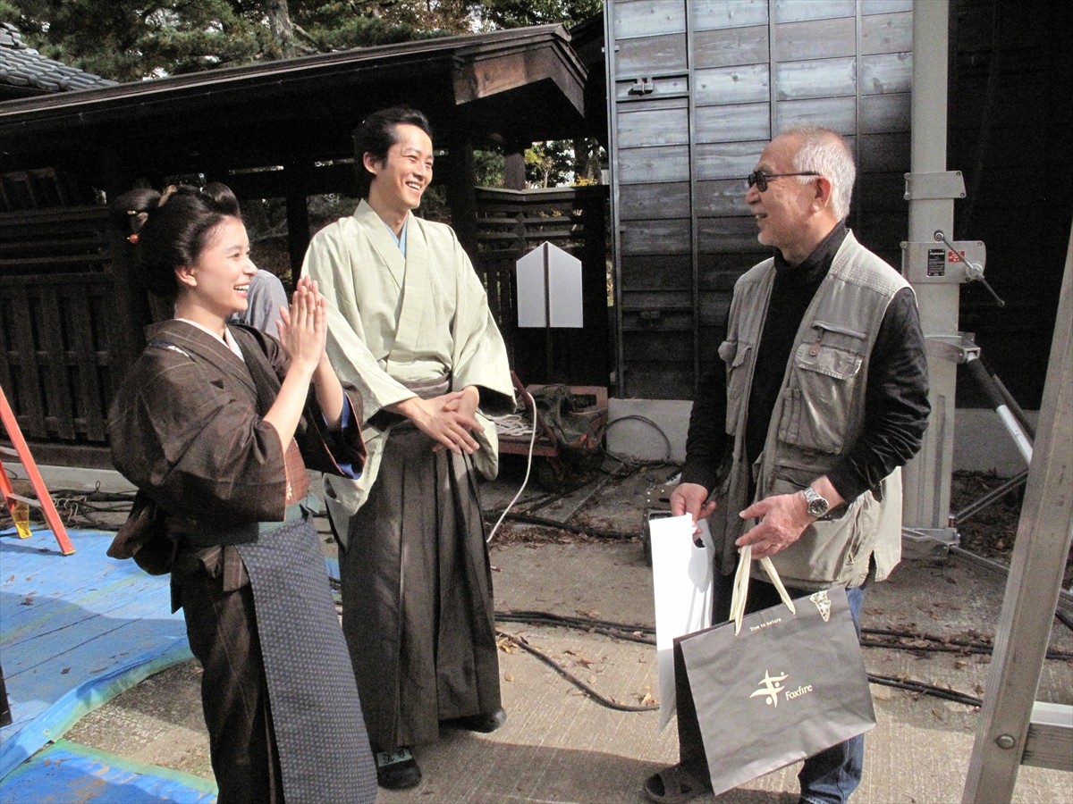 松坂桃李「映画の神様に愛された現場」　『雪の花』名匠・小泉堯史監督とキャストのメイキングカット公開