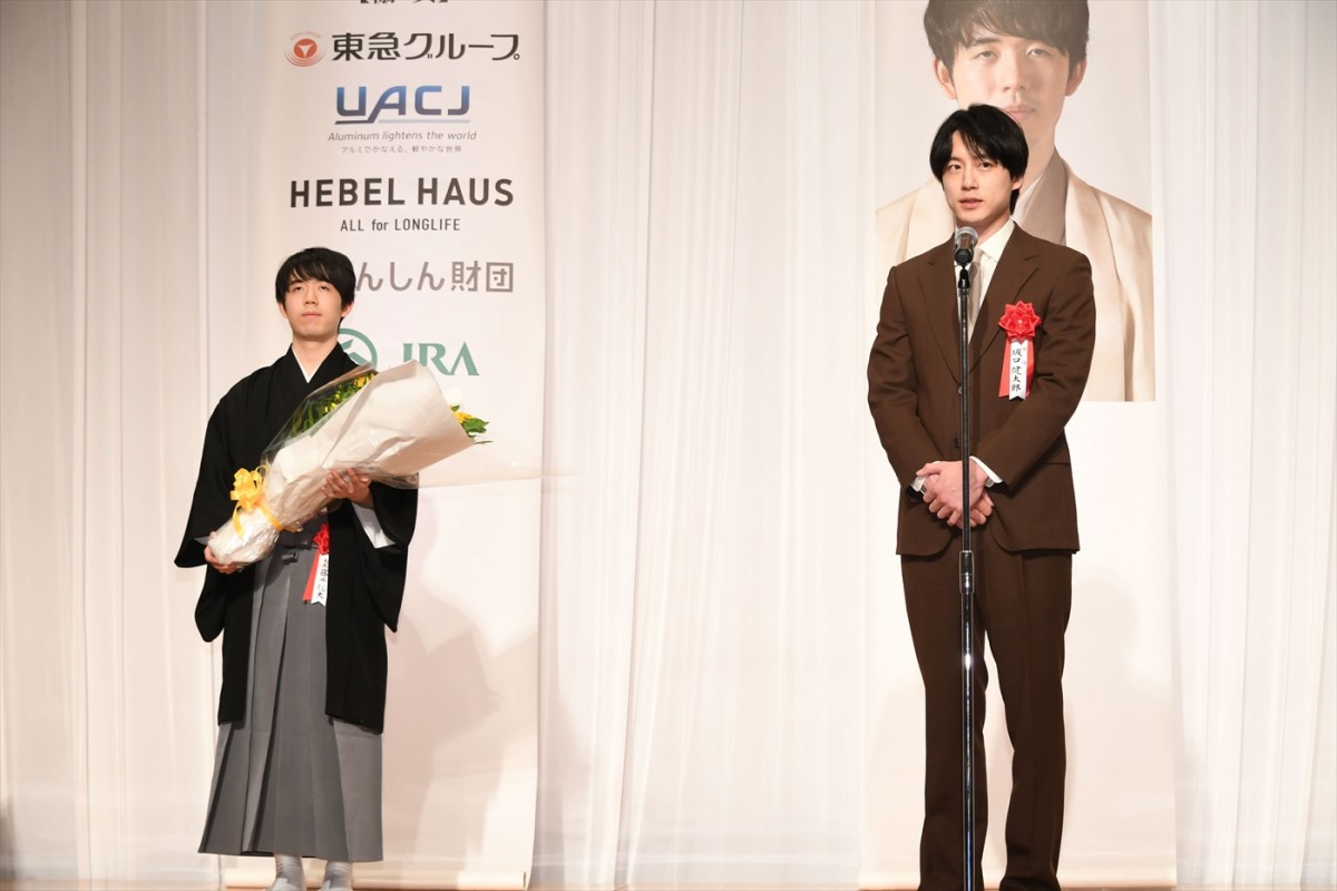 坂口健太郎が藤井聡太竜王に祝辞！　“将棋”が縁の初対面が実現