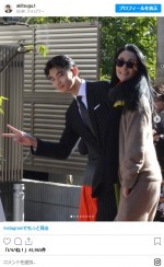 冨永章胤、スーツ姿で母・愛と2ショット　※「冨永章胤」インスタグラム