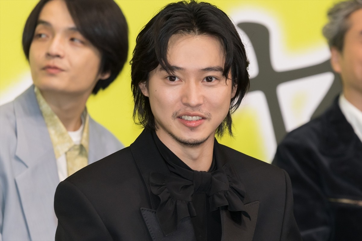 山崎賢人、“余裕”のアクションシーンに岡山天音が不満顔「めちゃめちゃかっこよくて、いらつきました（笑）」