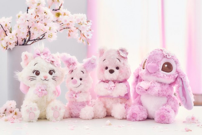 「ディズニーストア」桜色アイテムが登場! プーさんやベイマックスの描き起こしアートを使用