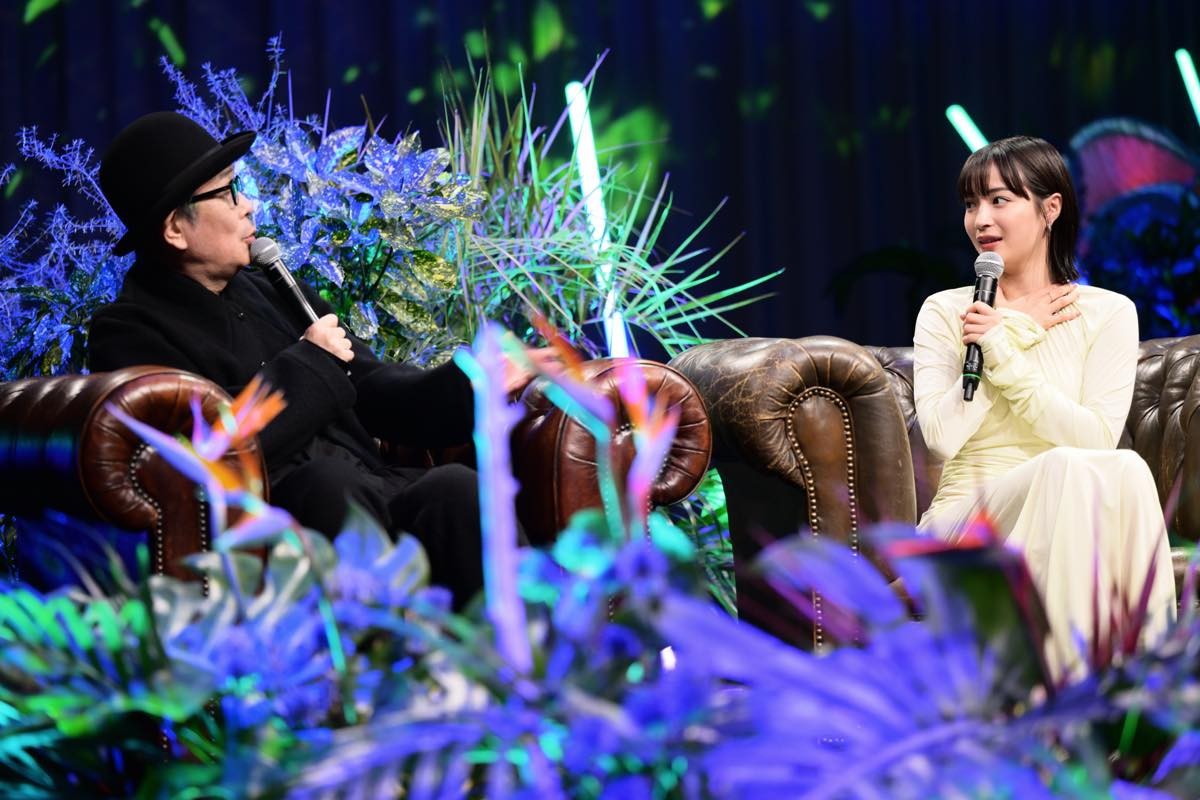 広瀬すず、白ドレスで街中に登場　“食いしん坊ぶり”を明かされる「おいしいんですもん」