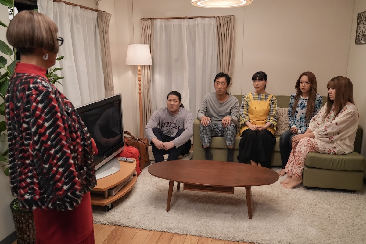 明日の『おむすび』“歩”仲里依紗、“チャンミカ”松井玲奈から彼氏の裏切りを告げられる