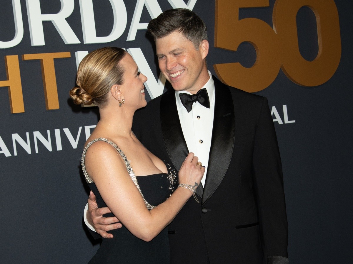 スカーレット・ヨハンソン&コリン・ジョスト、SNL記念特番のレッドカーペットでラブラブツーショット