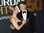 スカーレット・ヨハンソン＆コリン・ジョスト、SNL記念特番のレッドカーペットでラブラブツーショット