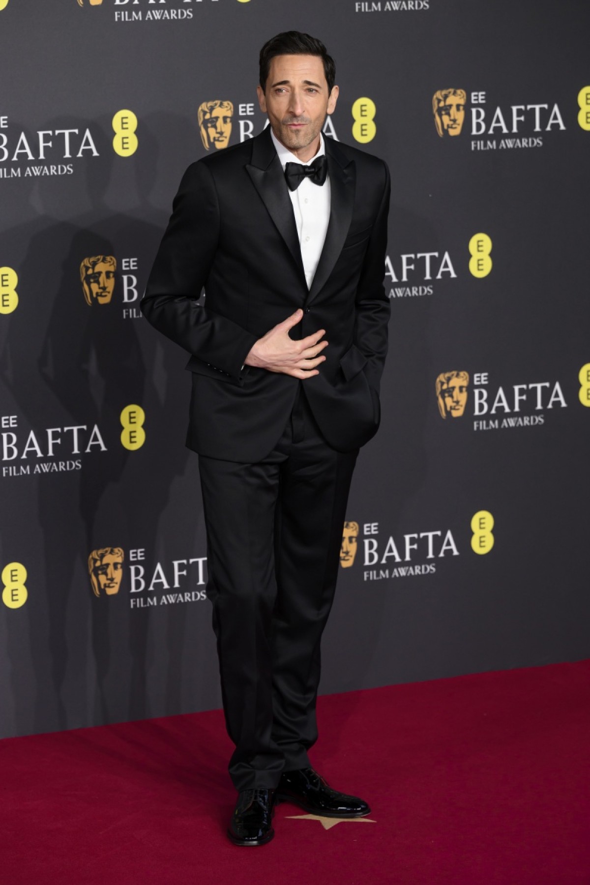 アリアナ・グランデ＆セレーナ・ゴメスら、豪華に着飾ったセレブが登場＜英国アカデミー賞＞