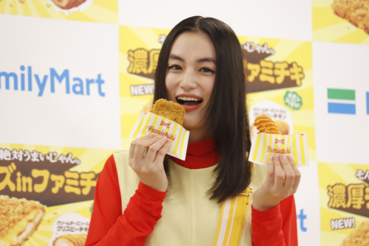 八木莉可子が“ファミチキ袋”から登場