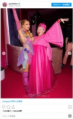 （左から）パリス・ヒルトン、シーア　※「パリス・ヒルトン」インスタグラム