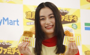 八木莉可子が“ファミチキ袋”から登場！　チーズ入り新商品は「アイスとも合いそう」