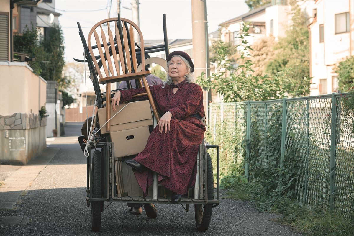 草笛光子91歳、「とにかく絵になる」と監督絶賛！　『アンジーのBARで逢いましょう』場面写真解禁