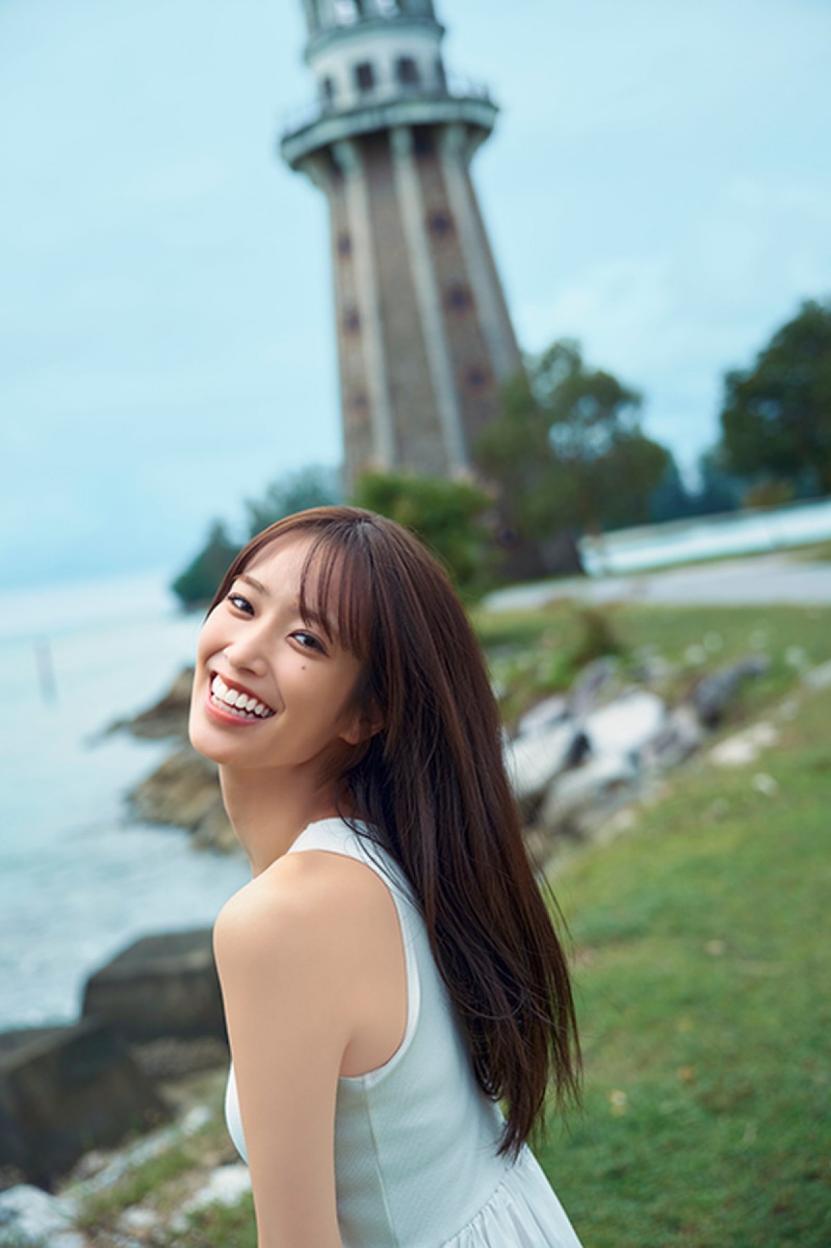 日向坂46・佐々木久美、自然感じる艶やかな赤ワンピカット　1st写真集先行カット第5弾公開