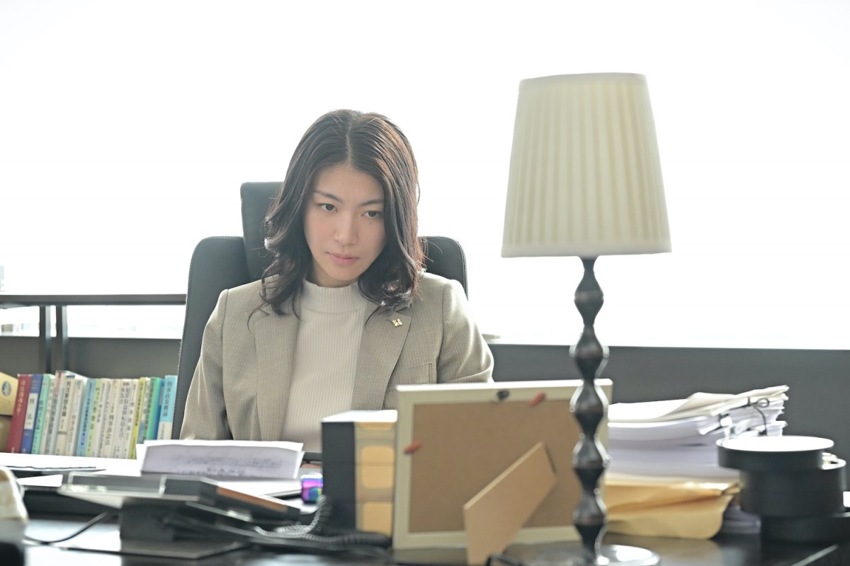 『クジャクのダンス、誰が見た？』謎のカラビナ男が第1話に続いて登場　ネット騒然「何者！？」「やけにイケボ」