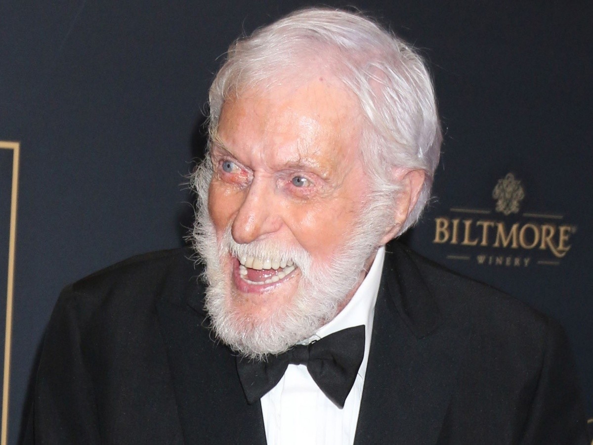 御年99歳!ディック・ヴァン・ダイクがロサンゼルス山火事救済イベントで歌唱 『メリー・ポピンズ』『チキ・チキ・バン・バン』など出演