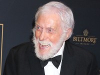 御年99歳！ディック・ヴァン・ダイクがロサンゼルス山火事救済イベントで歌唱　『メリー・ポピンズ』『チキ・チキ・バン・バン』など出演