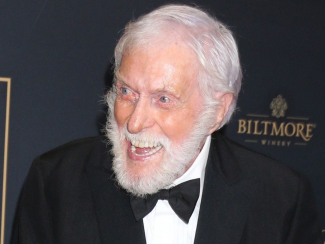 御年99歳!ディック・ヴァン・ダイクがロサンゼルス山火事救済イベントで歌唱 『メリー・ポピンズ』『チキ・チキ・バン・バン』など出演