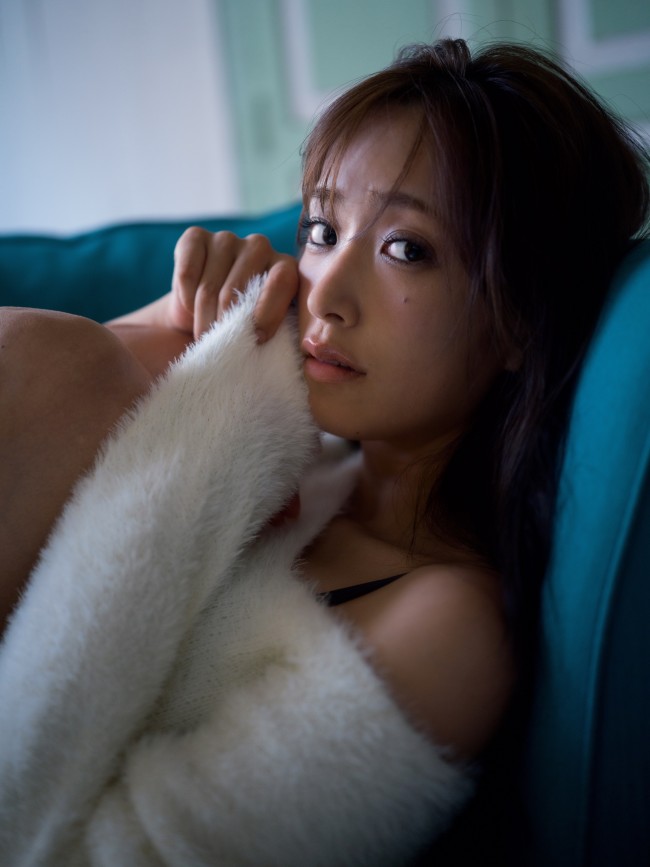 日向坂46・佐々木久美1st写真集『めくる日々』より