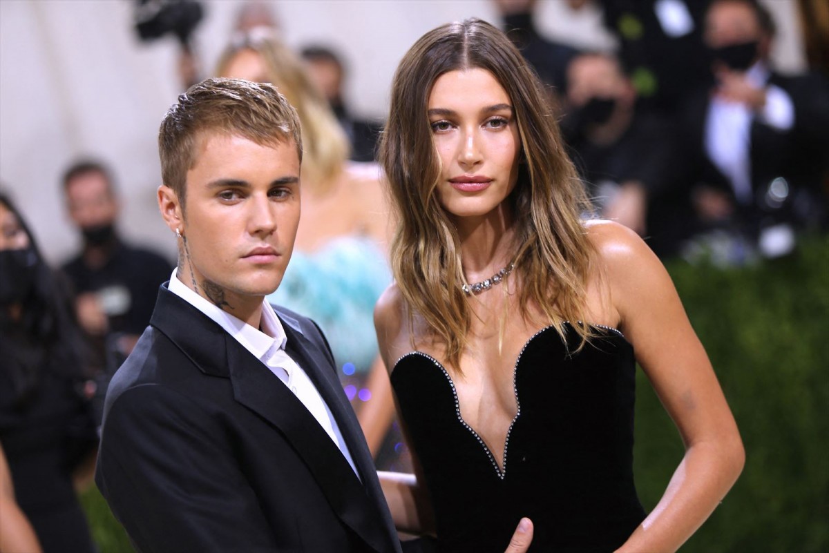 ジャスティン・ビーバー、元恋人セレーナの新曲でディスられたと報じられる中、妻ヘイリー・ビーバーと寿司デート