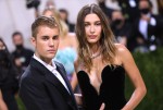 ジャスティン・ビーバー、元恋人セレーナの新曲でディスられたと報じられる中、妻ヘイリー・ビーバーと寿司デート