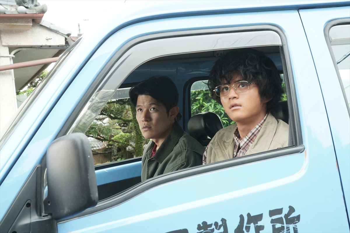 鈴鹿央士、色黒＆爆発ヘアの“クセつよ”キャラに  『花まんま』婚約者・有村架純のために奮闘する姿に注目