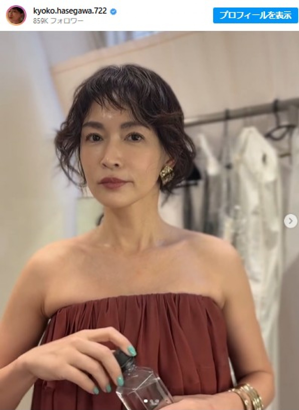 デコルテを大胆あらわのハセキョー　※「長谷川京子」インスタグラム