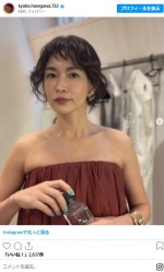 デコルテを大胆あらわのハセキョー　※「長谷川京子」インスタグラム
