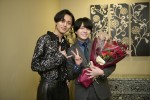 ドラマ『御曹司に恋はムズすぎる』より（左から）主演の永瀬廉、クランクアップを迎えた西畑大吾