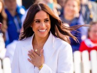 メーガン妃、交際は発覚後に飾った有名誌の表紙は慈善活動のためだと勘違い