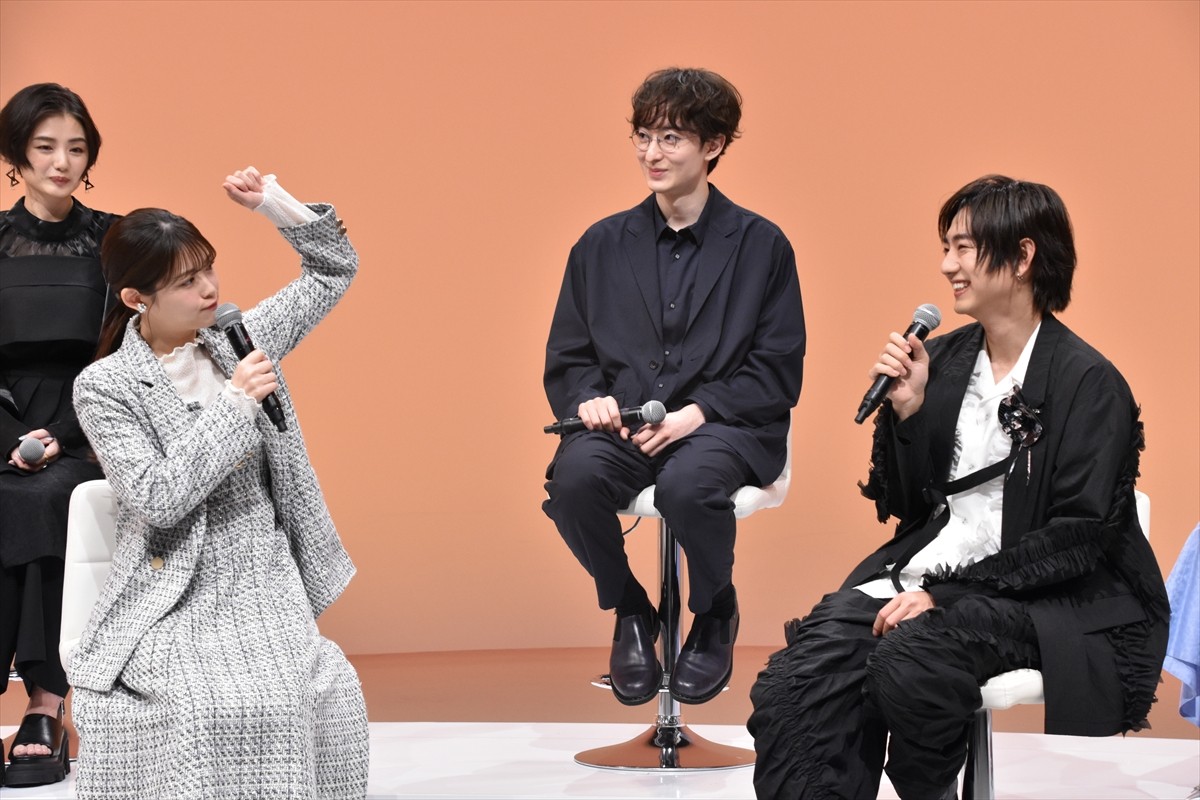 松村沙友理、駒木根葵汰の“距離感バグ”にキュン！　壁ドンシーンも「理想だった」
