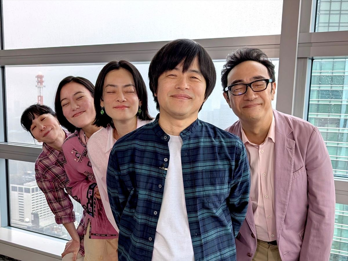『ホットスポット』“宇宙人”東京03角田、まさかの幽霊とクランクアップ　市川実日子らもサプライズ登場