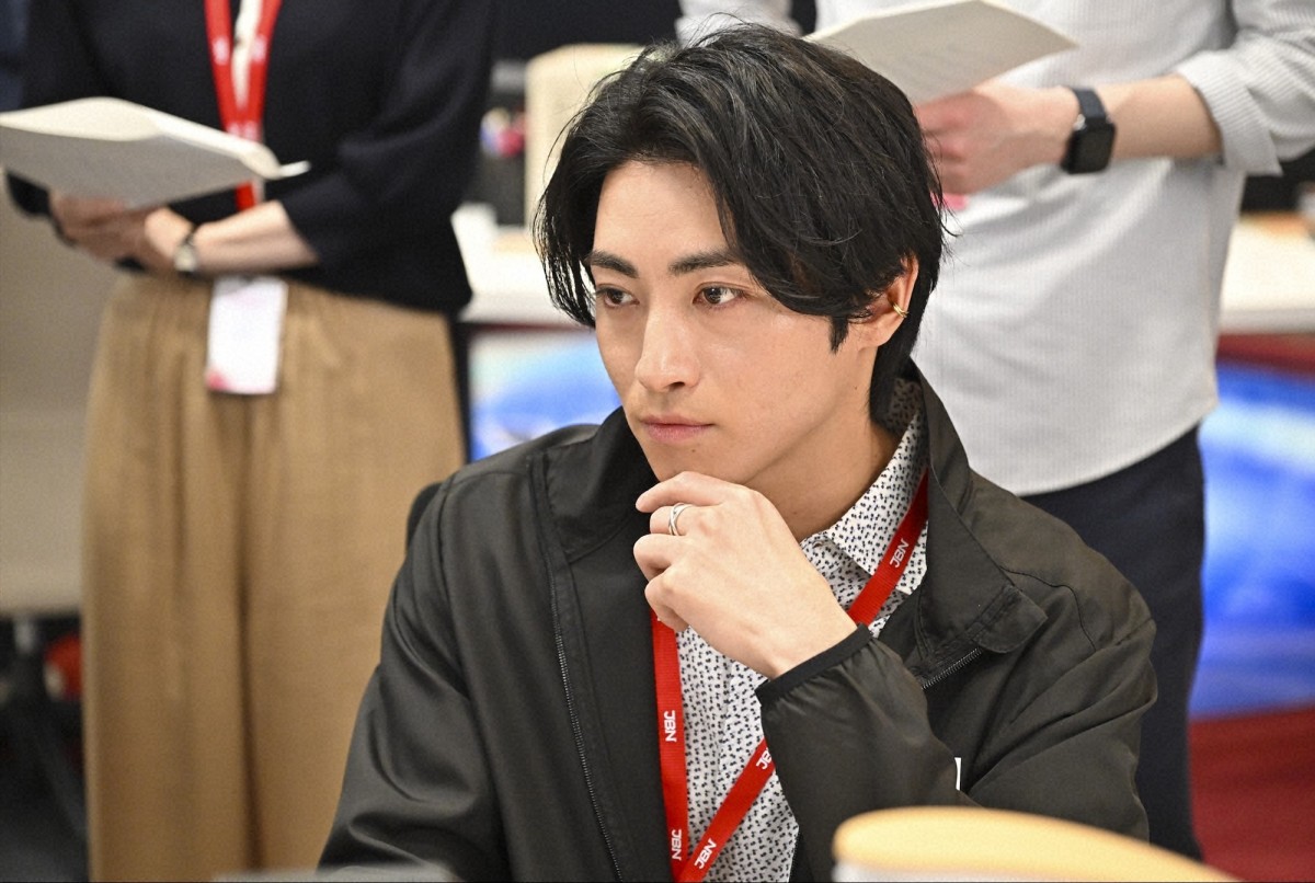 阿部寛が破天荒なキャスター役で日曜劇場に帰還！　社会派エンターテインメント『キャスター』今夜スタート