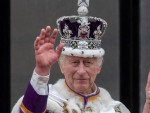 チャールズ国王、英母の日に亡き母エリザベス女王の写真と写るツーショットをシェア