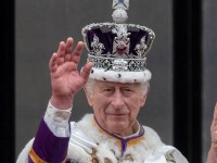 チャールズ国王、英母の日に亡き母エリザベス女王の写真と写るツーショットをシェア