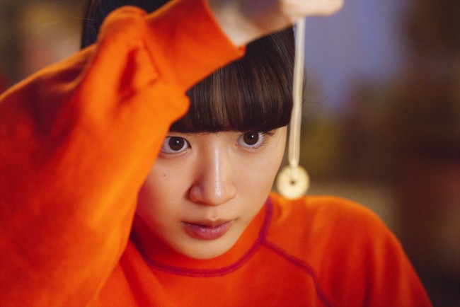 映画『かくかくしかじか』“ダウンジング”の才能を発揮する明子(永野芽郁)