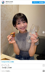 ほんのり赤ら顔がかわいい！　小坂田純奈の焼き肉デート風ショット　※「小坂田純奈」インスタグラム