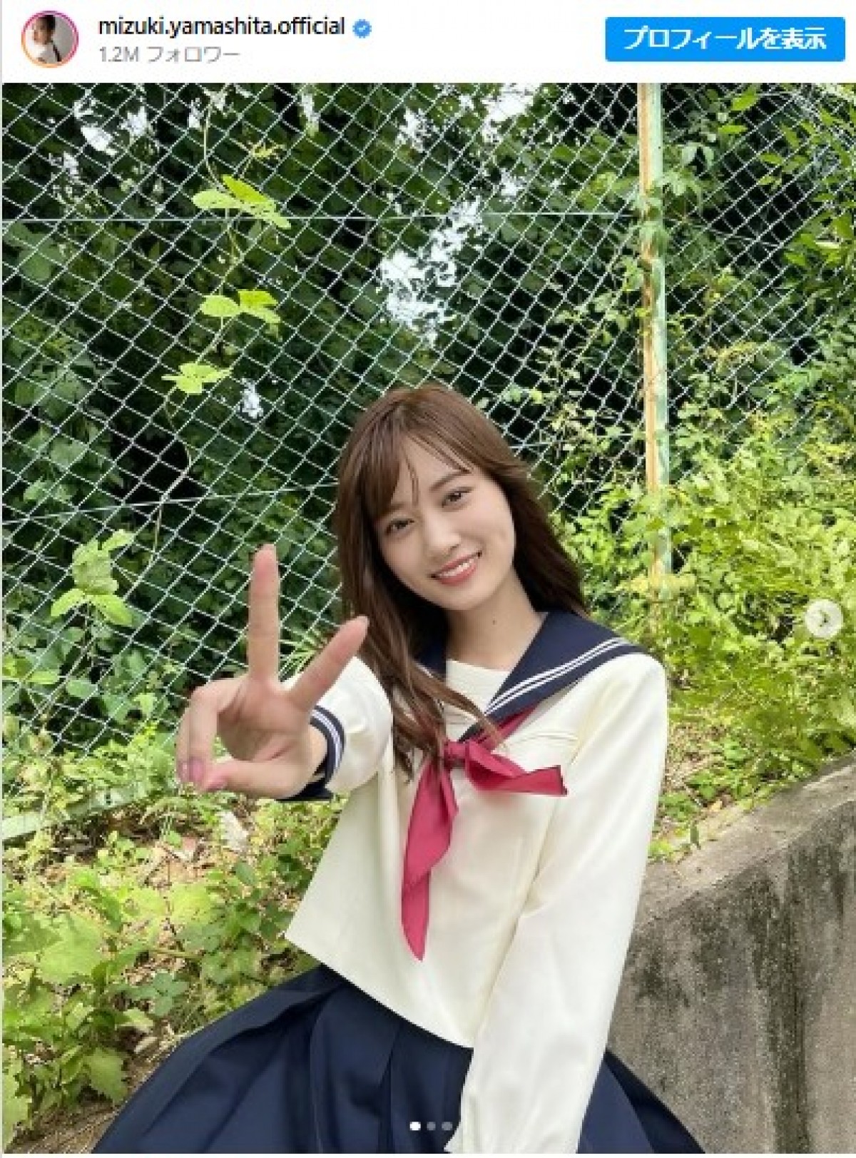 セーラー服姿の山下美月　※「山下美月」インスタグラム