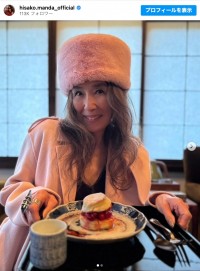 萬田久子、「ピンクメーテル」と話題に　※「萬田久子」インスタグラム