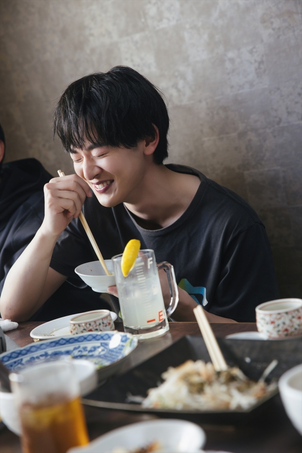 小林虎之介、1st写真集のタイトルは『冬麗（ふゆうらら）』　表紙＆ナチュラルな魅力あふれる先行カット到着